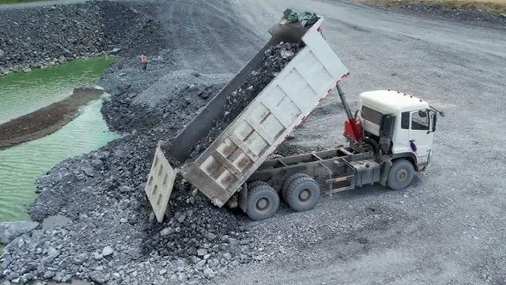 Inerte me kamion&euml; n&euml; kund&euml;rshtim me ligjin, 3 t&euml; arrestuar