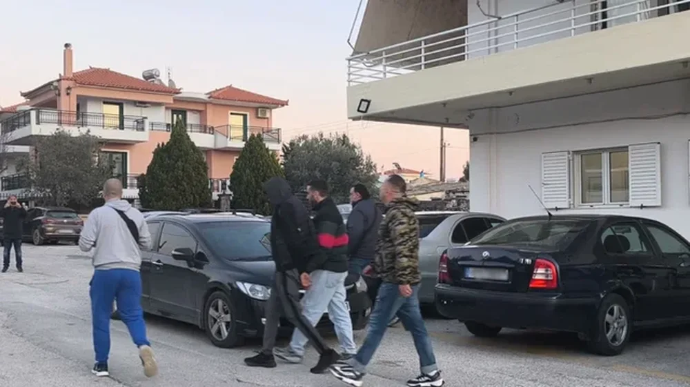 Vrau 17-vje&ccedil;arin shqiptar n&euml; Greqi dhe plagosi nj&euml; tjet&euml;r,