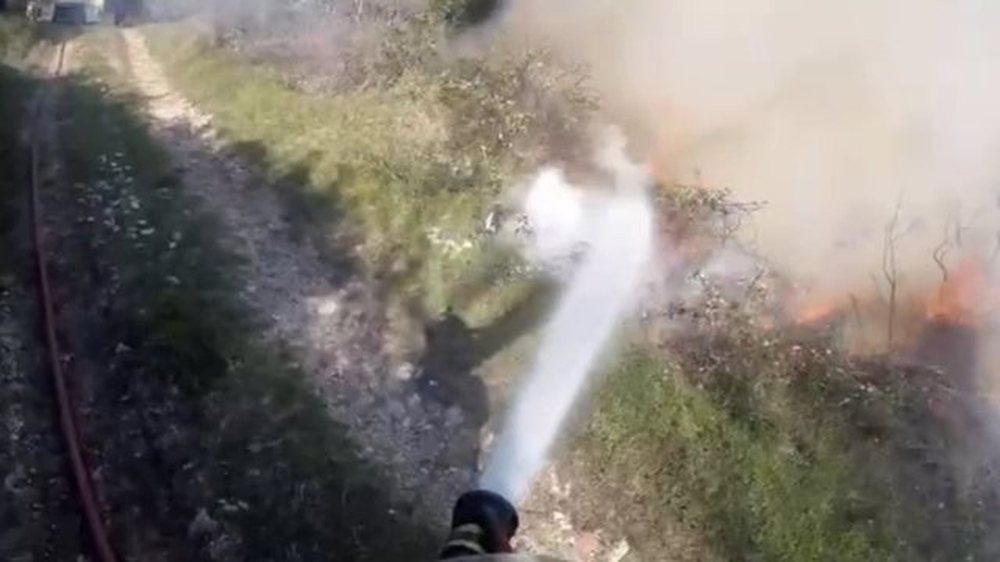 Zjarri shkrumbon disa rr&euml;nj&euml; ullinj n&euml; Vlor&euml;, dyshohet i