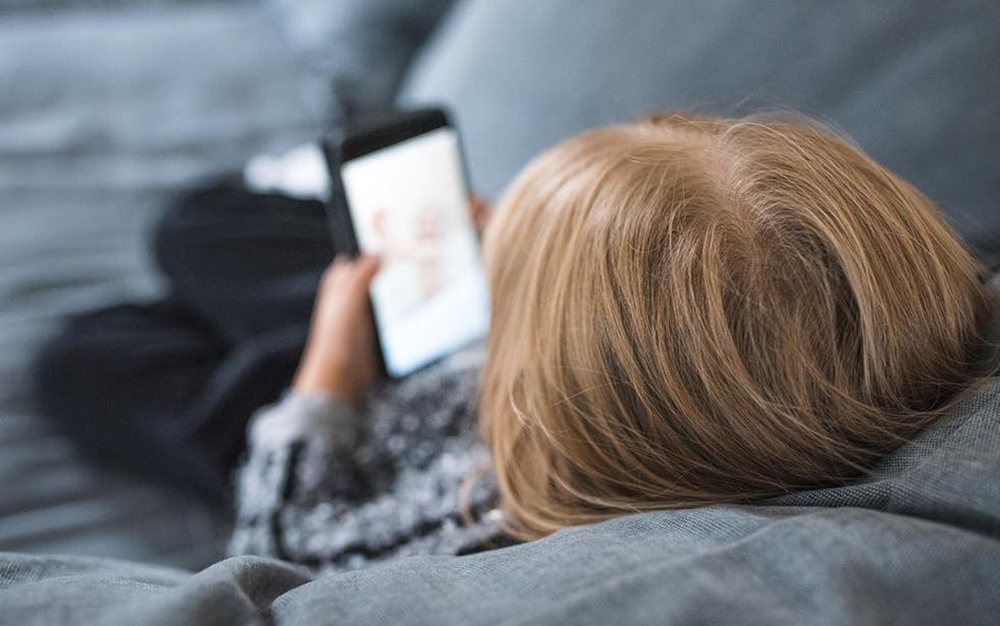 A do t'i ndaloj&euml; edhe Italia rrjetet sociale p&euml;r t&euml; miturit