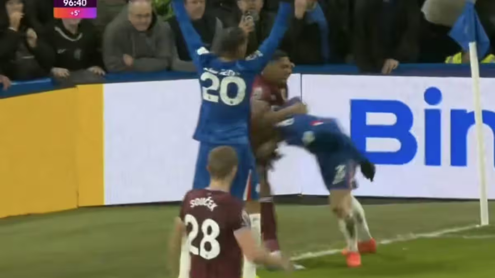 Adama Traor&eacute; p&euml;rplas p&euml;rtok&euml; Cucurella, plas sherri: kaos