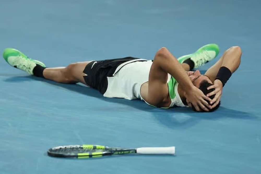 22-vje&ccedil;ari Carlos Alcaraz mposht Djokovi&ccedil; dhe rishkruan