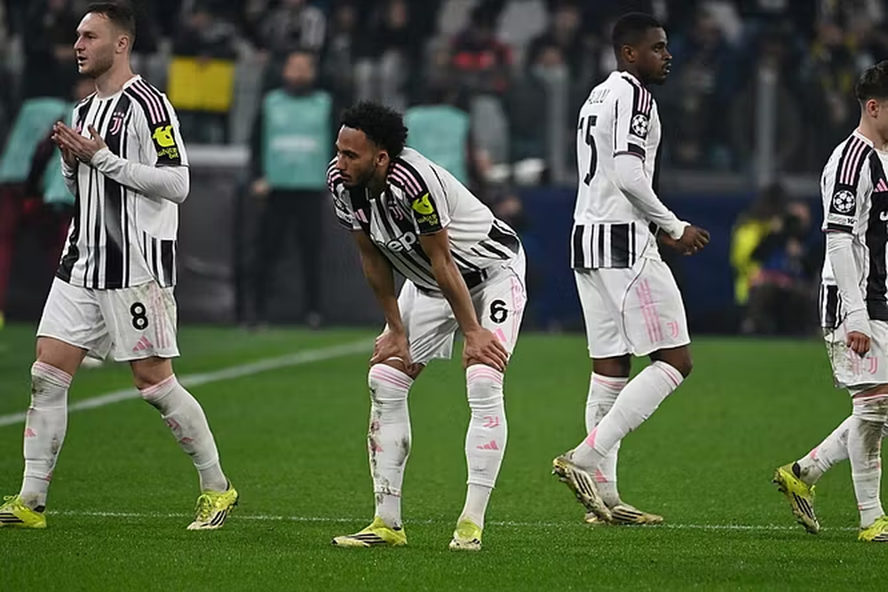 Juventus me 10 lojtar&euml; e &ccedil;on Galatasaray n&euml; shtes&euml;, e