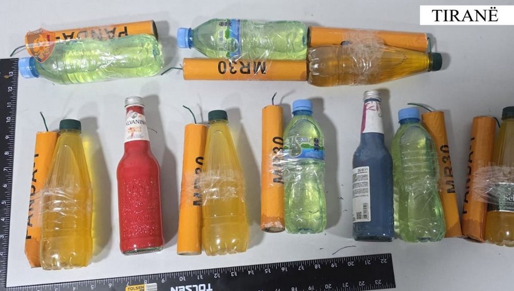 Molotov&euml; dhe benzin&euml; drejt kryeministris&euml; dhe parlamentit, 21