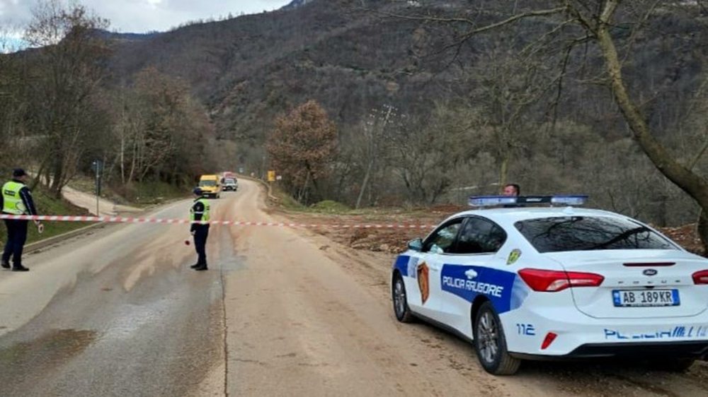 Rruga e bllokuar drejt juglindjes, policia tregon kush lejohet t&euml;