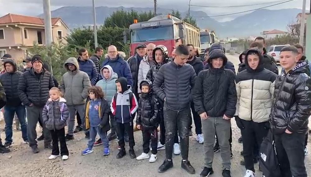 Fush&euml;-Kruj&euml;/ Banor&euml;t e fshatit Luz n&euml; protest&euml; p&euml;r