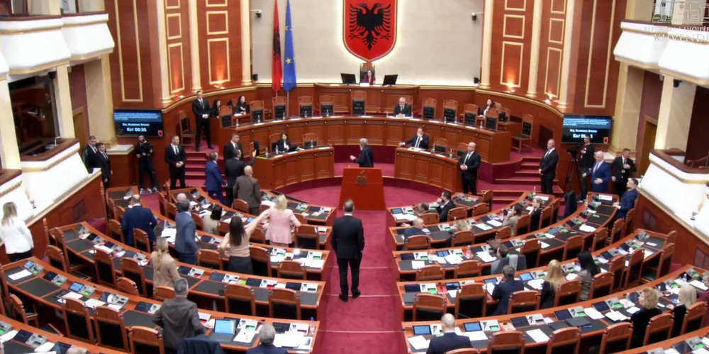 Kaos n&euml; Kuvend, nd&euml;rpritet seanca plenare p&euml;r 5 minuta