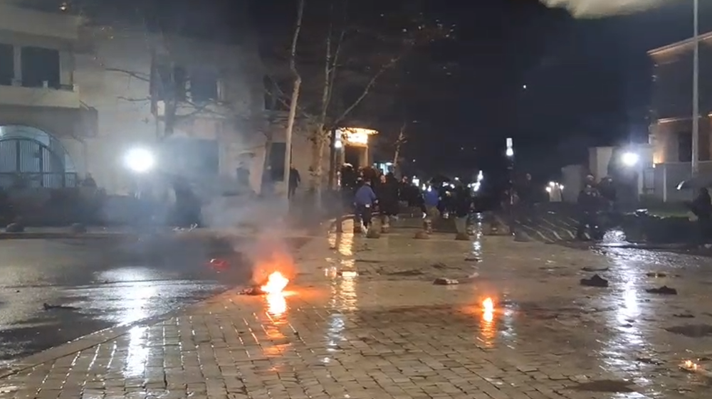 Protesta e opozit&euml;s, tym e flak&euml; para Parlamentit