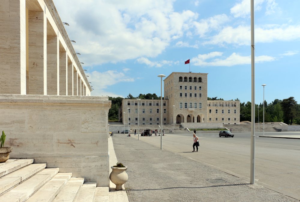 Vendimi/ Muze n&euml;ntok&euml;sor dhe parkim tek sheshi N&euml;n&euml; Tereza