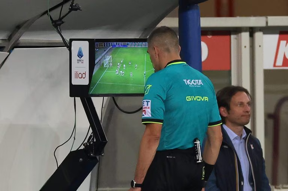 Bastet mbi nd&euml;rhyrjen e VAR n&euml; Serie A: si funksionojn&euml; dhe a