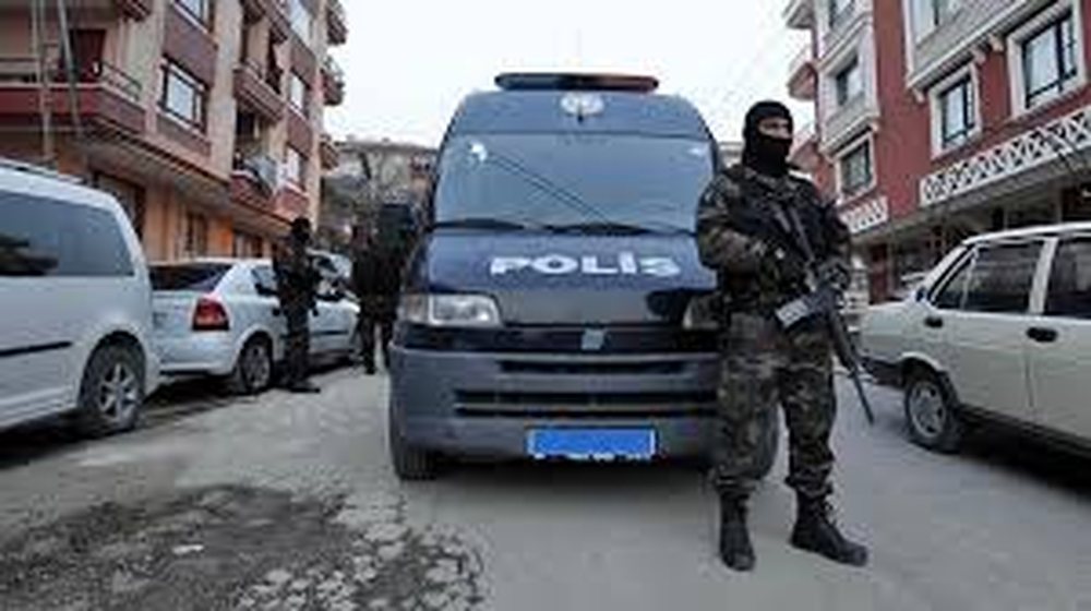 Ankara/ Burri &nu;ret n&euml;n&euml;n, gruan, vajz&euml;n dhe m&euml; pas veten