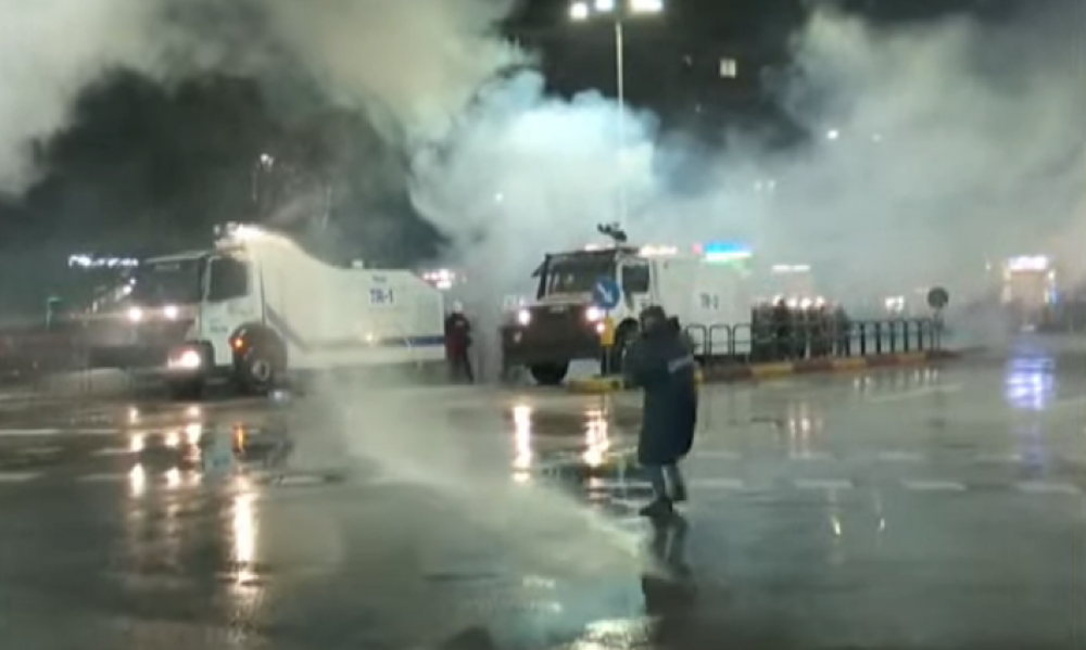 Gaz pa limit/ Policia bllokon qendr&euml;n e Tiran&euml;s, fillon