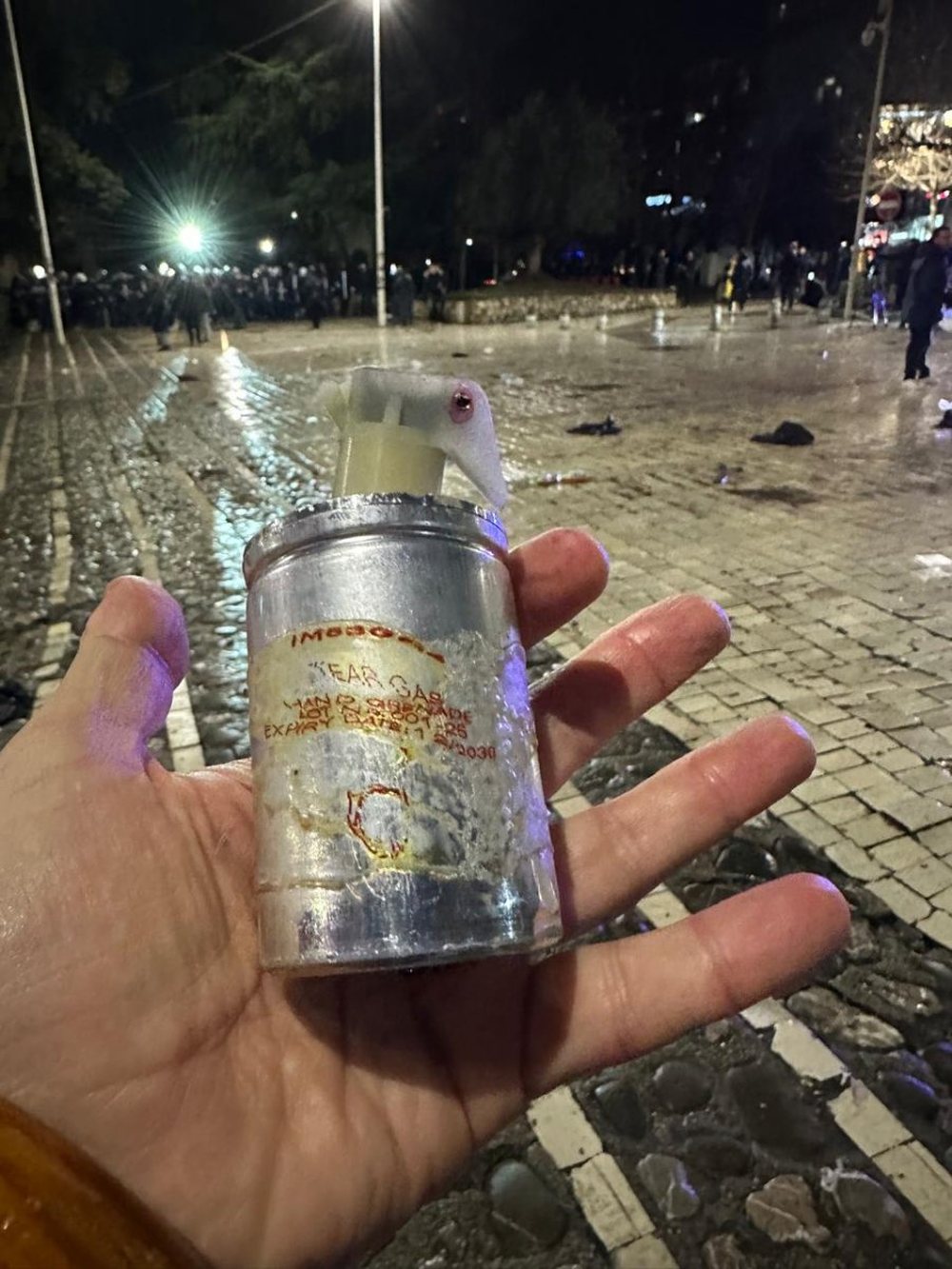 FOTO/ Policia hoqi etiketat, s&euml;rish gaz lotsjell&euml;s i skaduar n&euml;