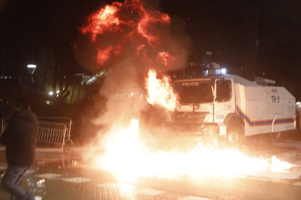 VIDEO/ Civil&euml; t&euml; maskuar kund&euml;r protestuesve, bombula me gaz