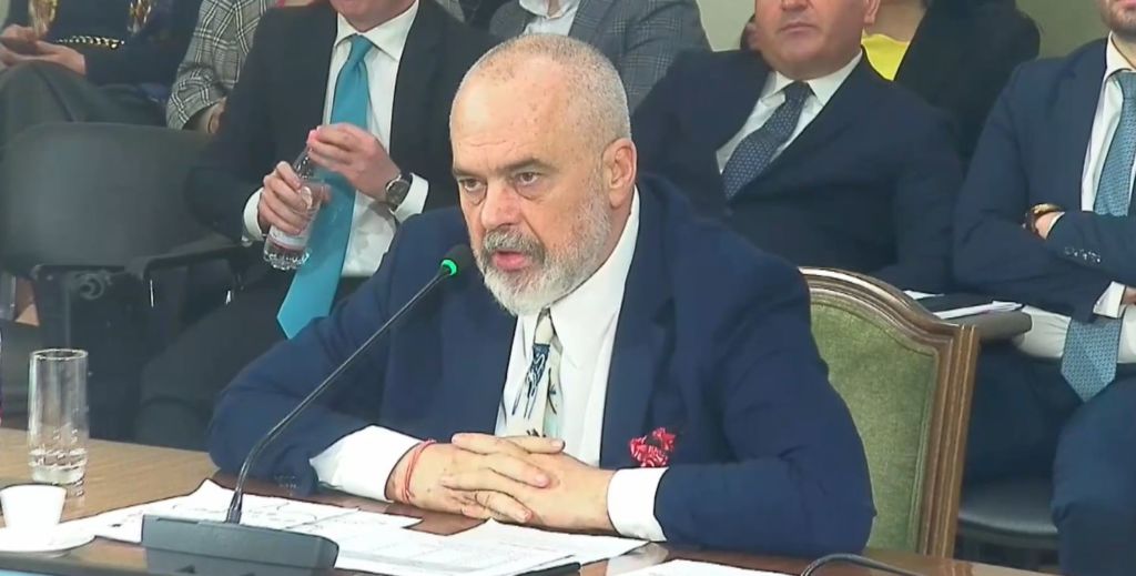 Edi Rama duke folur para komisionit hetimor për inceneratorët