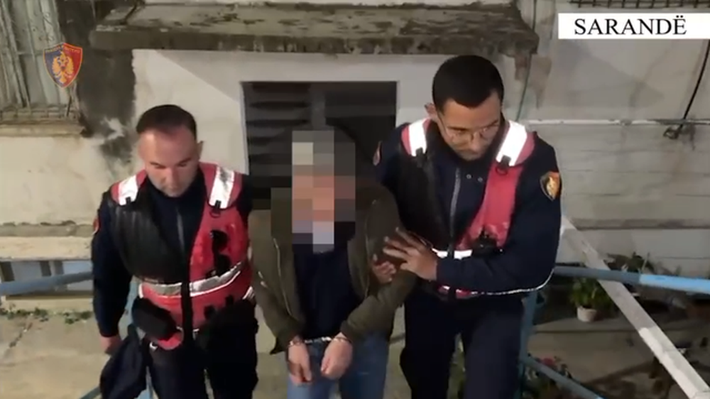 Sarand&euml;/ 62-vje&ccedil;ari futet n&euml; banes&euml;n e fqinj&euml;ve dhe i
