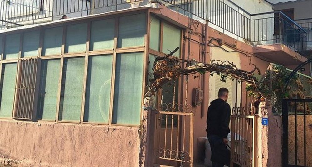 Gjysm&euml; e zhveshur me nj&euml; rrip rreth qaf&euml;s, 59-vje&ccedil;arja