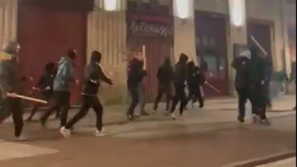 Rrahje me shkopinj n&euml; nj&euml; bar: p&euml;rplasje t&euml; dhunshme mes