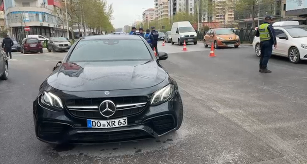 Aksident n&euml; Vlor&euml;/ Makina p&euml;rplas gruan dhe largohet nga