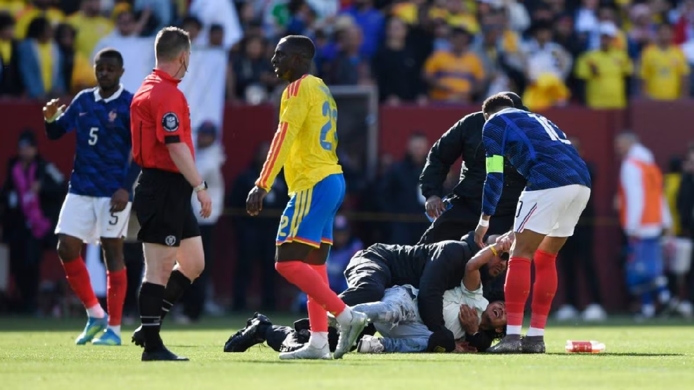 Nj&euml; tifoz futet n&euml; fush&euml; dhe Mbapp&eacute; e mbron nga sigurimi: