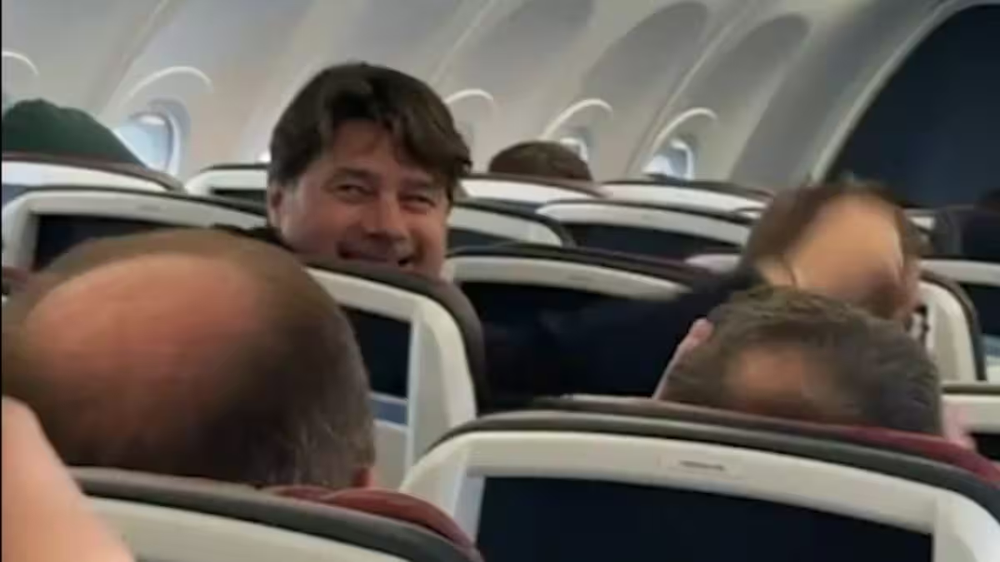 Pochettino gjendet n&euml; t&euml; nj&euml;jtin avion me tifoz&euml;t e
