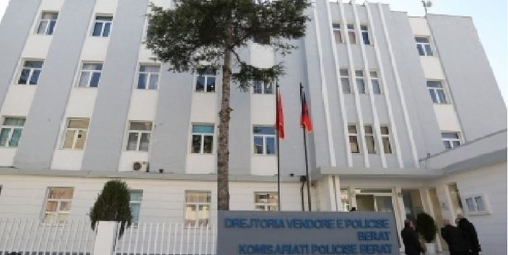 P&euml;rplasi me makin&euml; 42-vje&ccedil;arin q&euml; po l&euml;vizte me