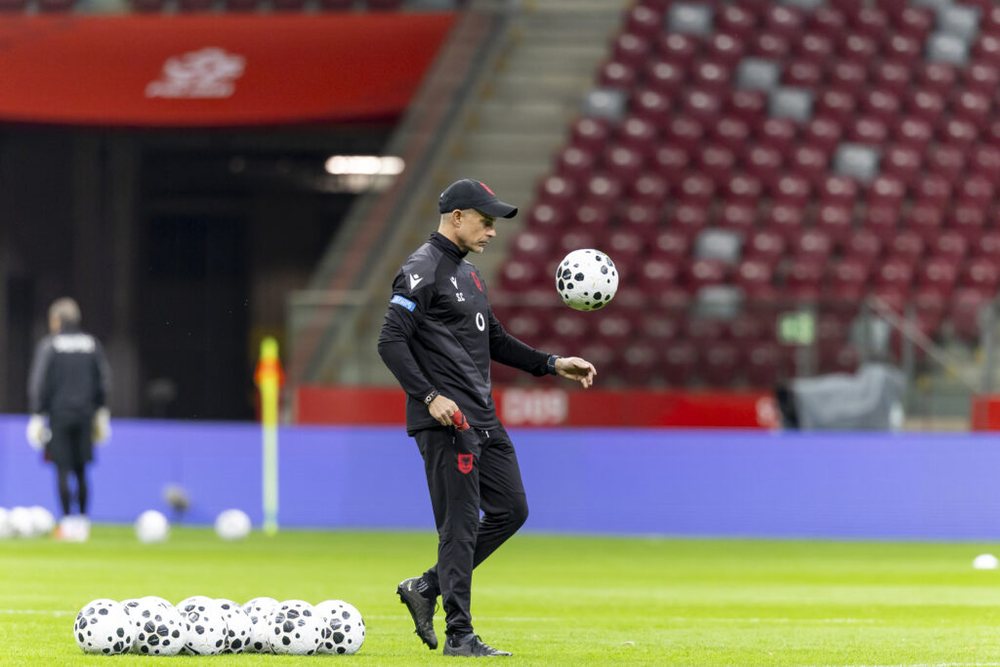 Sylvinho me dilema: 6 lojtar&euml; p&euml;r tre vende, 3 n&euml; tribun&euml;,