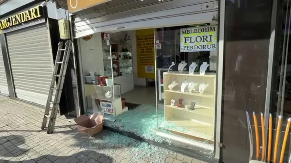 Tentuan t&rsquo;i grabisnin argjendarin&euml;/ Pronari:E disata her&euml;, ende