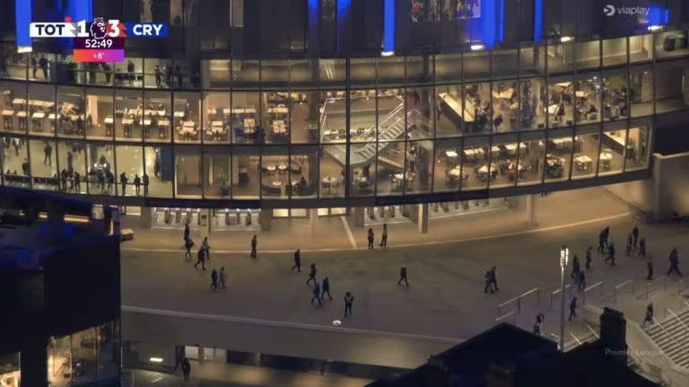 Tottenham turp&euml;rohet nga Crystal Palace, tifoz&euml;t largohen nga stadiumi