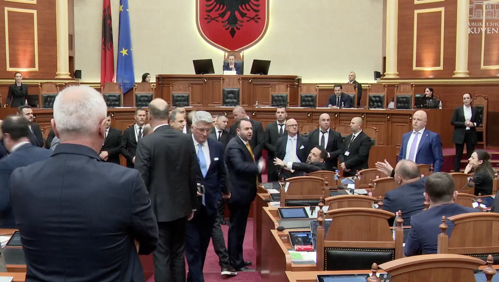 "0900... p&euml;r ty e kam k&euml;t&euml; numrin Albana" Balla ofendon