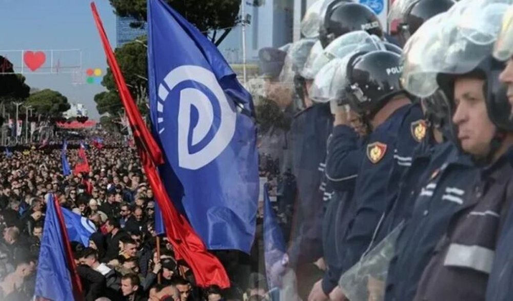 Policia merr masa p&euml;r protest&euml;n q&euml; opozita mban pasditen e sotme