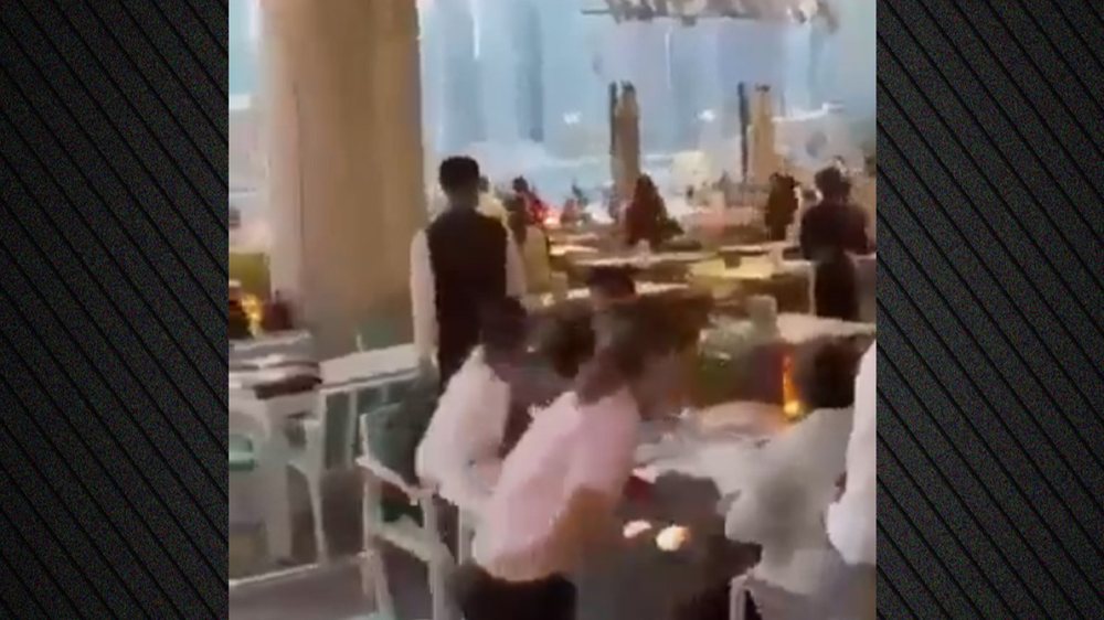 VIDEO/ Turist&euml;t &ccedil;ohen nga restoranti n&euml; Dubai, tremben nga topi