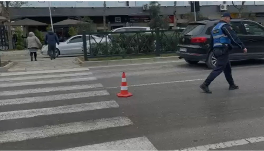 Aksident n&euml; Vlor&euml;, shoferi p&euml;rplas t&euml; miturin dhe largohet