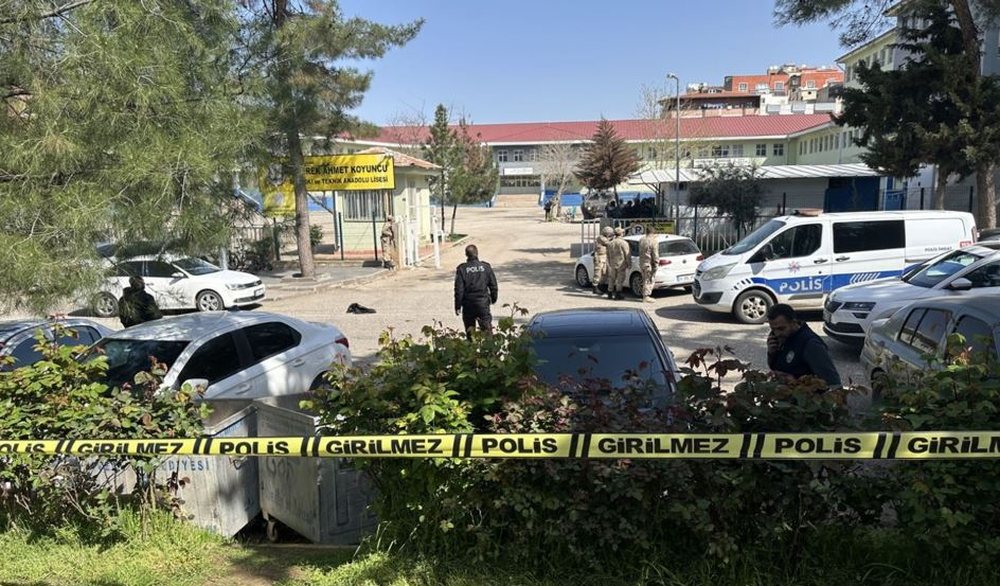 Pamje horror nga Turqia/ 18-vje&ccedil;ari hap zjarr drejt nx&euml;n&euml;sve