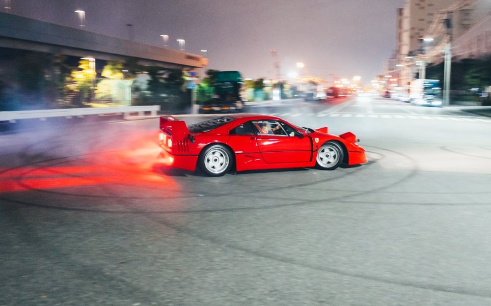 Lewis Hamilton dhe Kim Kardashian &ldquo;drift&rdquo; me nj&euml; Ferrari F40