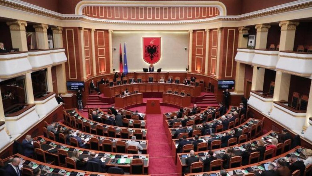 Kuvend/ PD interpelanc&euml; me ministrin e Mbrojtjes dhe Arsimit