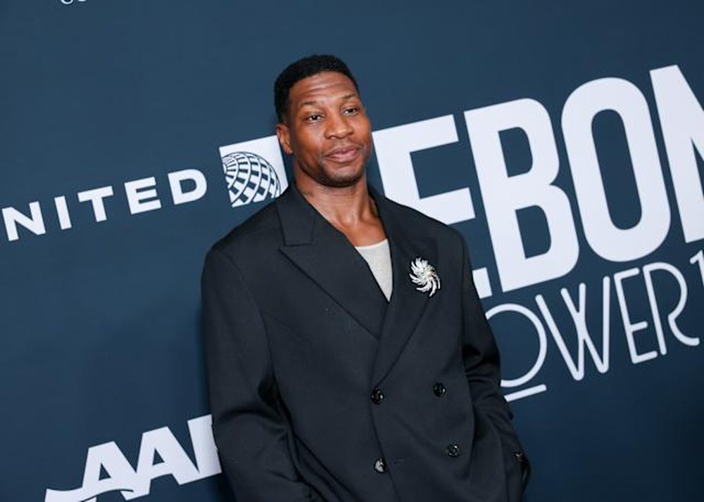 Kaos n&euml; set: Jonathan Majors bie nga dritarja gjat&euml; xhirimeve