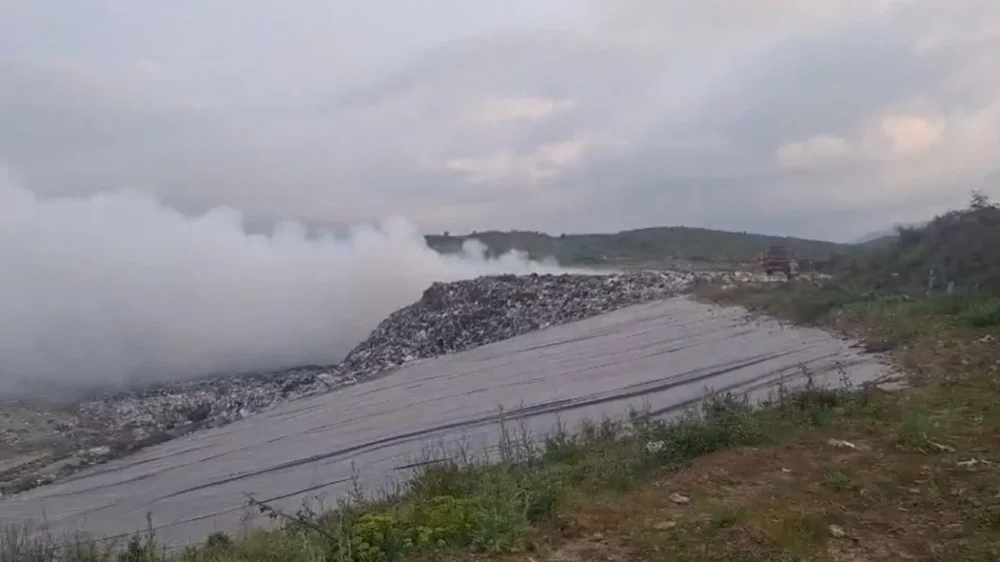 Vijon zjarri n&euml; venddepozitimin e mbetjeve n&euml; landfillin e Bushatit