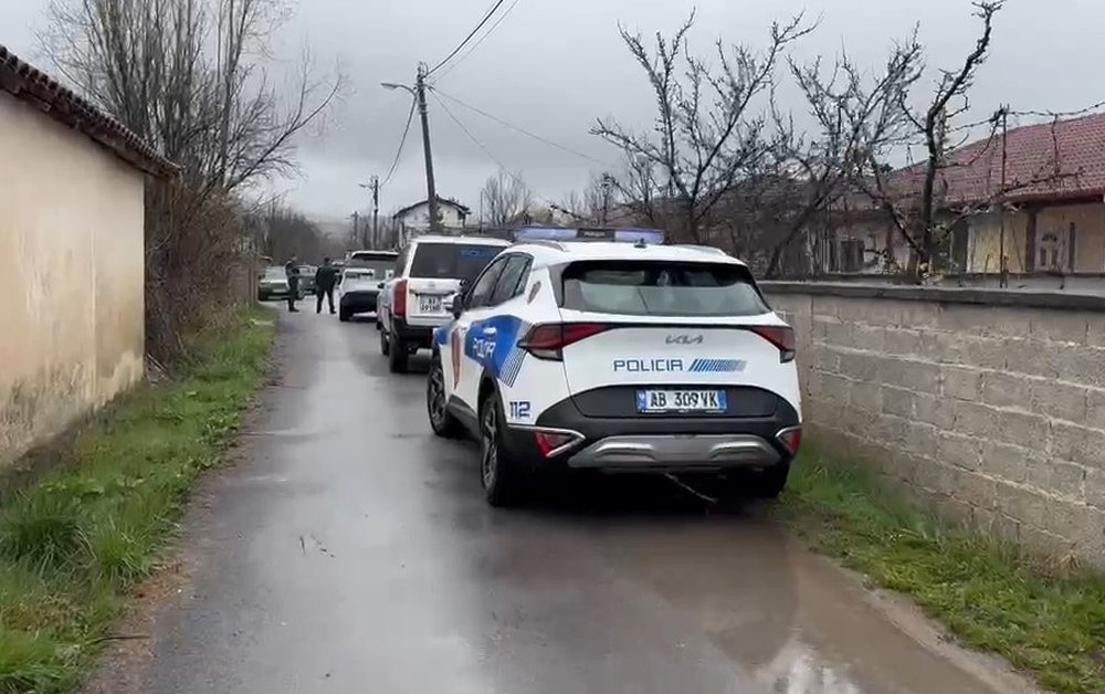 I moshuari u gjet i pajet&euml; n&euml; banes&euml; nga fqinj&euml;t, dyshohet