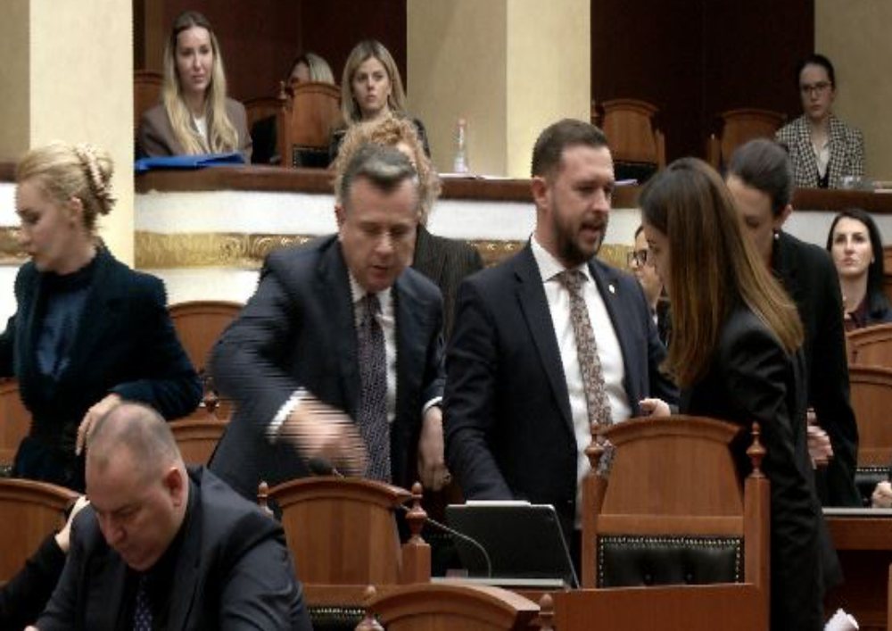 Nok&euml;s i hoq&euml;n fjal&euml;n, tensione n&euml; Kuvend