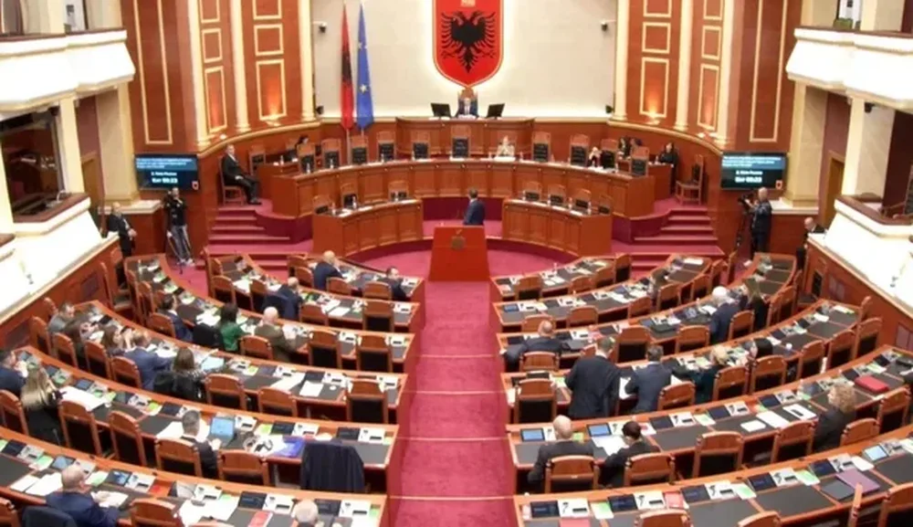 Tensionet n&euml; Kuvend/ Peleshi nd&euml;rpret seanc&euml;n p&euml;r 5 minuta