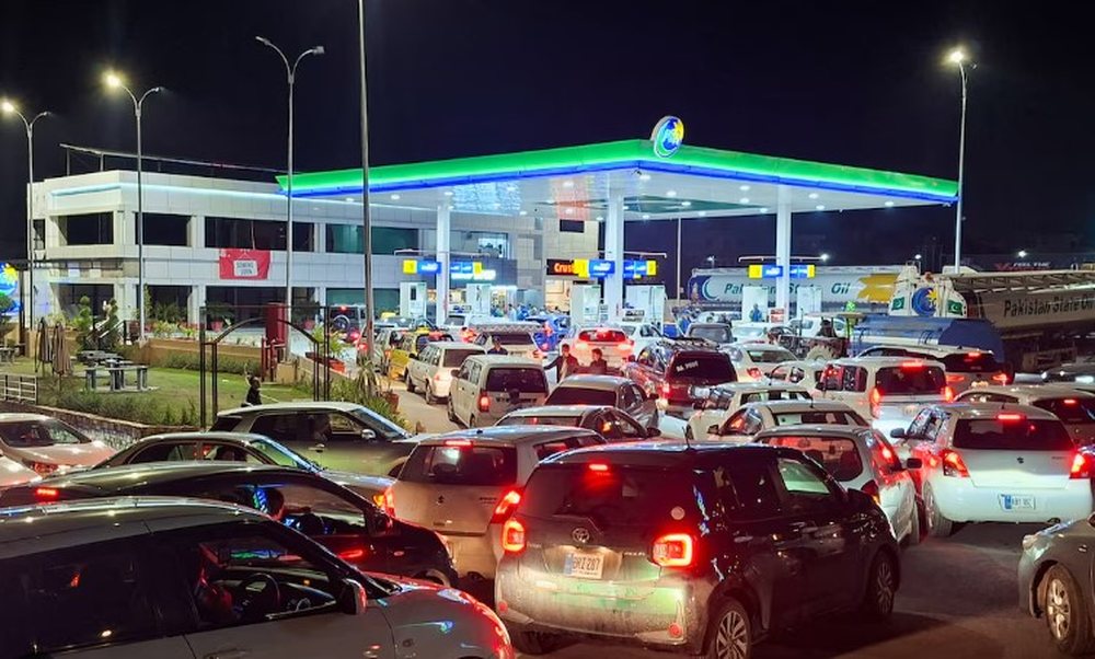 Kriza globale e naft&euml;s, Pakistani leht&euml;son qytetar&euml;t, ul