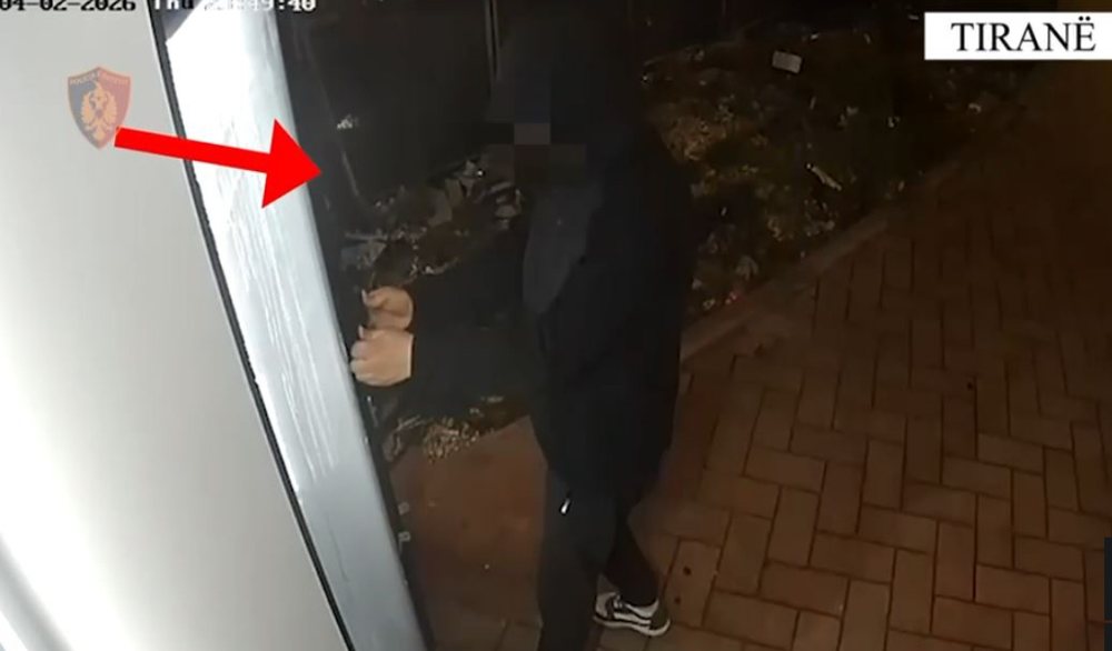 Theu mas&euml;n &ldquo;Arrest n&euml; sht&euml;pi&rdquo; dhe grabiti disa