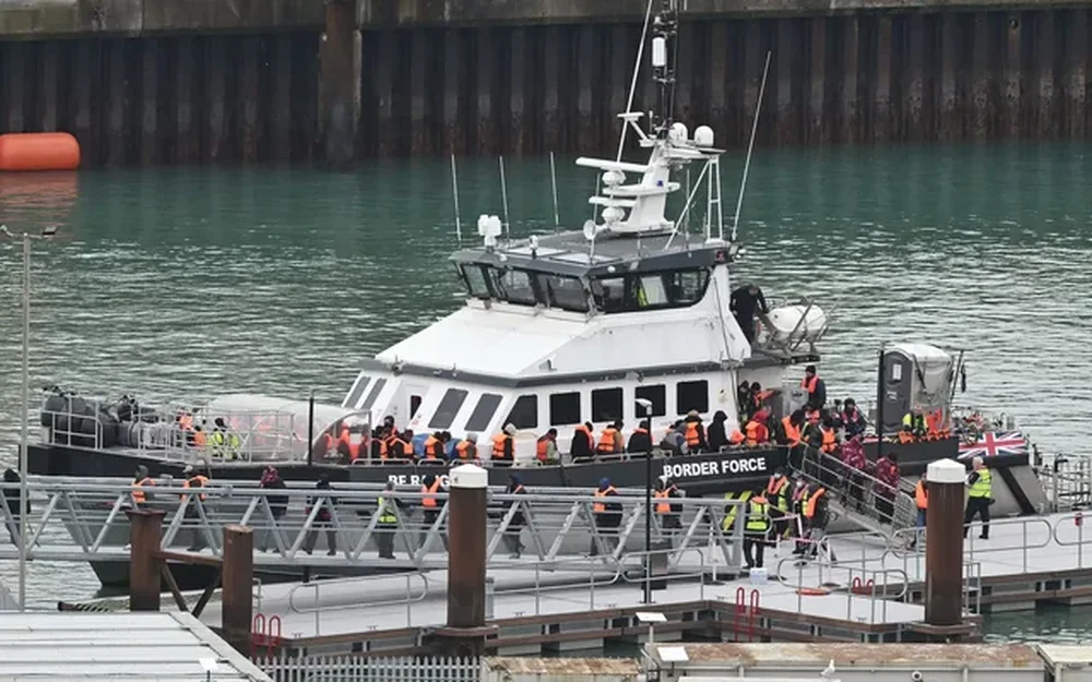 The Telegraph: Nj&euml; emigrant shqiptar burgoset &ccedil;do dy dit&euml;