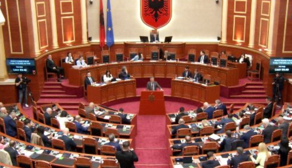 Rr&euml;zohet me 77 vota pro k&euml;rkesa p&euml;r pr/ligjin q&euml; ul