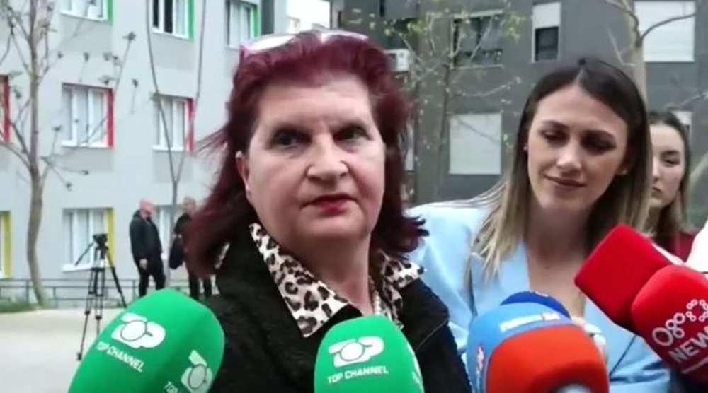 Zjarri n&euml; pallatin pran&euml; QSUT/ Gruaja k&euml;rkon njeriun e