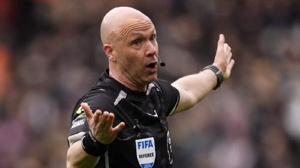Taylor jeton n&euml; Man&ccedil;ester, por do t&euml; arbitroj&euml; ndeshjen
