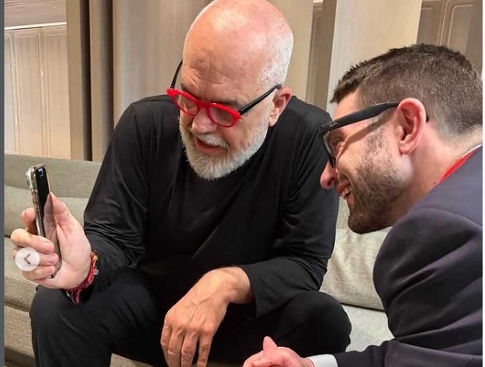FOTO/ Rama takohet m&euml; Alex Soros n&euml; Barcelon&euml;