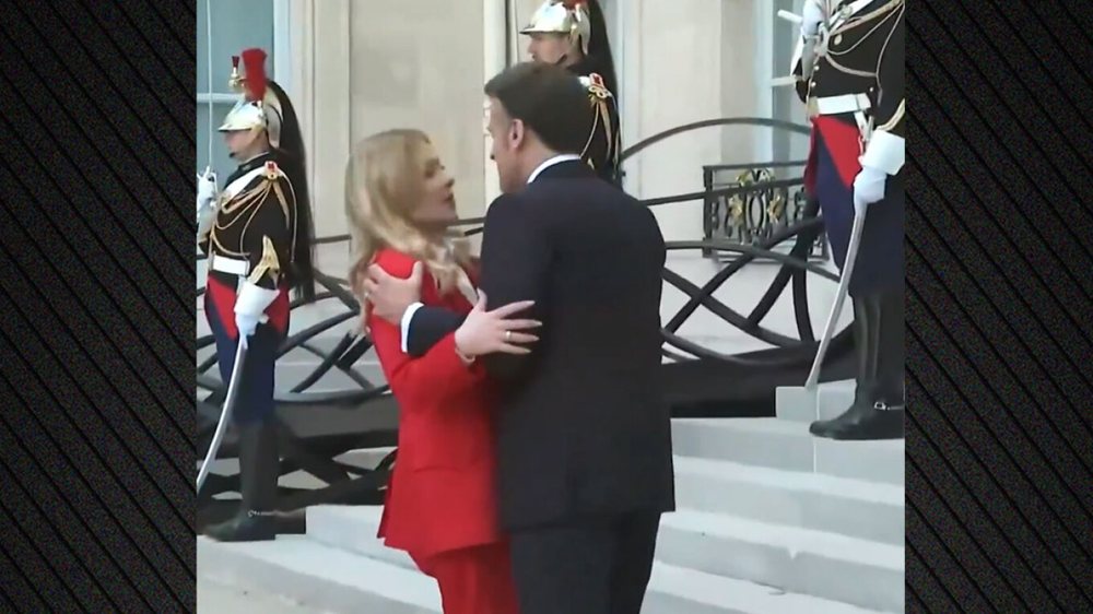VIDEO/ Moment i sikletsh&euml;m kur Macron p&euml;rqafon dhe puth Melonin