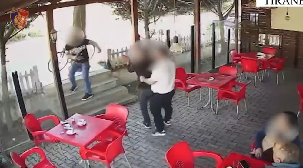 Tentoi t&euml; &nu;riste me arm&euml; t&euml; riun, arrestohet 50-vje&ccedil;ari